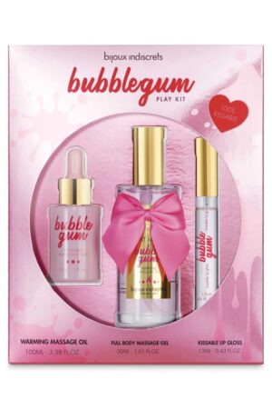 Kit gioco BUBBLEGUM: - Olio da massaggio riscaldante 100 ml - Gel da massaggio baciabile per tutto il corpo 30 ml - Lucidalabbra Oral Pleasure 13 ml