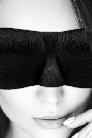 Maschera per occhi in raso dalle linee curve